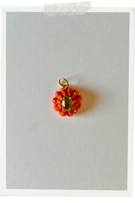 Flor coral con peridoto verde